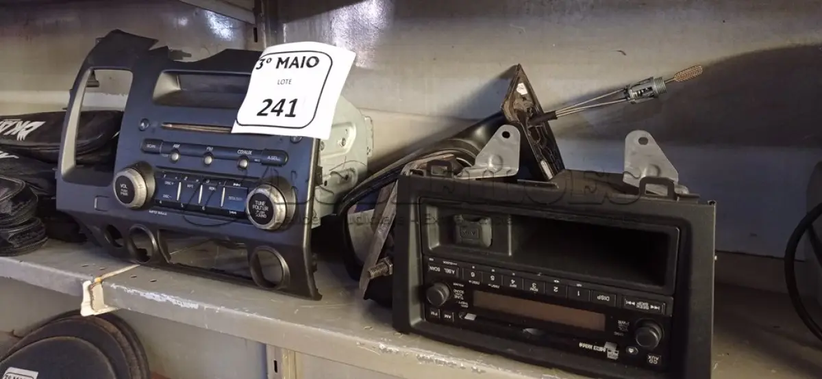 LOTE 241 - 01 LOTE COM DIVERSOS ACESSÓRIOS PARA VEÍCULOS E 02 APARELHOS DE SOM AUTOMOTIVO HONDA. (NO ESTADO) ATENÇÃO! FAZER A VISITAÇÃO ANTES DE ARREMATAR, NÃO SABEMOS SE FUNCIONA. LEILÃO NÃO TEM GARANTIA E NEM DEVOLUÇÃO, SUJEITO A POSSÍVEIS AVARIAS VISÍVEIS/OCULTAS E/OU AUSÊNCIA DE COMPONENTES.