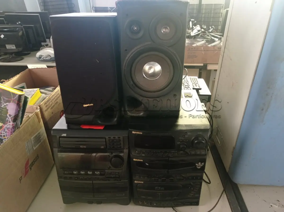 LOTE 254 - 01 LOTE COM 05 DVD’S, 08 CONTROLES REMOTOS, 02 APARELHOS DE SOM E 05 CAIXAS DE SOM AVULSAS. (NO ESTADO) ATENÇÃO! FAZER A VISITAÇÃO ANTES DE ARREMATAR, NÃO SABEMOS SE FUNCIONA. LEILÃO NÃO TEM GARANTIA E NEM DEVOLUÇÃO, SUJEITO A POSSÍVEIS AVARIAS VISÍVEIS/OCULTAS E/OU AUSÊNCIA DE COMPONENTES.