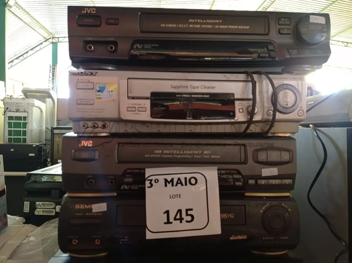 LOTE 145 - 06 VÍDEOS CASSETES MARCAS E MODELOS DIVERSOS. (NO ESTADO) ATENÇÃO! FAZER A VISITAÇÃO ANTES DE ARREMATAR, NÃO SABEMOS SE FUNCIONA. LEILÃO NÃO TEM GARANTIA E NEM DEVOLUÇÃO, SUJEITO A POSSÍVEIS AVARIAS VISÍVEIS/OCULTAS E/OU AUSÊNCIA DE COMPONENTES.