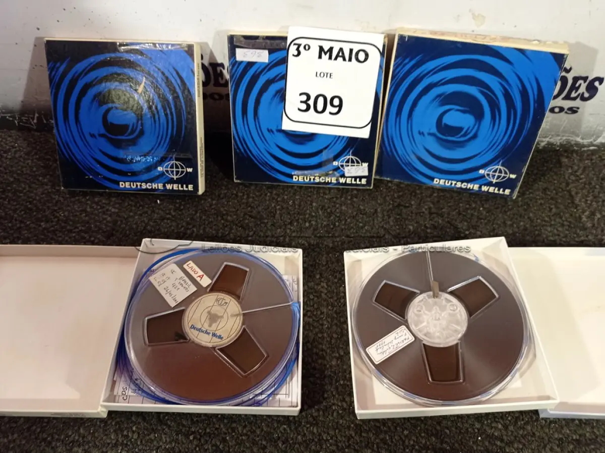 LOTE 309 - 05 CARRETÉIS COM FITAS PARA GRAVADOR DE ROLO. (NO ESTADO) ATENÇÃO! FAZER A VISITAÇÃO ANTES DE ARREMATAR, NÃO SABEMOS SE FUNCIONA. LEILÃO NÃO TEM GARANTIA E NEM DEVOLUÇÃO, SUJEITO A POSSÍVEIS AVARIAS VISÍVEIS/OCULTAS E/OU AUSÊNCIA DE COMPONENTES.