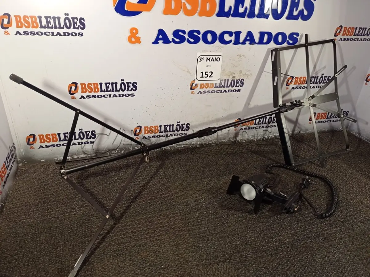 LOTE 152 - 01 PEDESTAL PARA PARTITURA E 01 LUMINÁRIA PARA FOTOGRAFIA. (NO ESTADO) ATENÇÃO! FAZER A VISITAÇÃO ANTES DE ARREMATAR, NÃO SABEMOS SE FUNCIONA. LEILÃO NÃO TEM GARANTIA E NEM DEVOLUÇÃO, SUJEITO A POSSÍVEIS AVARIAS VISÍVEIS/OCULTAS E/OU AUSÊNCIA DE COMPONENTES.