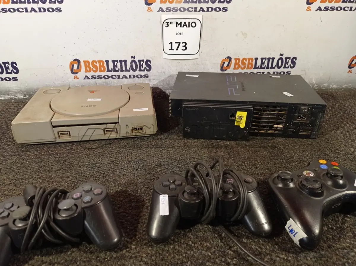 LOTE 173 - 01 PS2 E 01 OS COM 03 CONTROLES. (NO ESTADO) ATENÇÃO! FAZER A VISITAÇÃO ANTES DE ARREMATAR, NÃO SABEMOS SE FUNCIONA. LEILÃO NÃO TEM GARANTIA E NEM DEVOLUÇÃO, SUJEITO A POSSÍVEIS AVARIAS VISÍVEIS/OCULTAS E/OU AUSÊNCIA DE COMPONENTES.