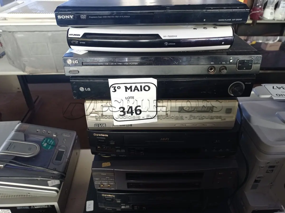 LOTE 346 - 04 VÍDEOS CASSETES E 05 DVD’S MARCAS E MODELOS DIVERSOS. (NO ESTADO) ATENÇÃO! FAZER A VISITAÇÃO ANTES DE ARREMATAR, NÃO SABEMOS SE FUNCIONA. LEILÃO NÃO TEM GARANTIA E NEM DEVOLUÇÃO, SUJEITO A POSSÍVEIS AVARIAS VISÍVEIS/OCULTAS E/OU AUSÊNCIA DE COMPONENTES.