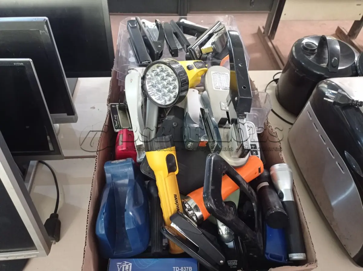LOTE 362 - 01 LOTE COM DIVERSOS ITENS PARA ESCRITÓRIO. (NO ESTADO) ATENÇÃO! FAZER A VISITAÇÃO ANTES DE ARREMATAR, NÃO SABEMOS SE FUNCIONA. LEILÃO NÃO TEM GARANTIA E NEM DEVOLUÇÃO, SUJEITO A POSSÍVEIS AVARIAS VISÍVEIS/OCULTAS E/OU AUSÊNCIA DE COMPONENTES.