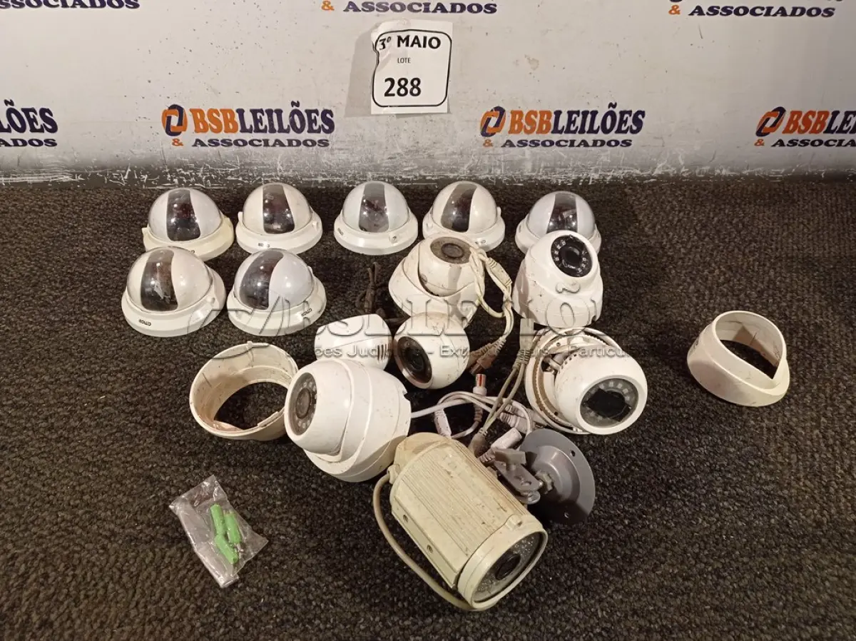 LOTE 288 - 01 LOTE COM VÁRIAS CÂMERAS DE SEGURANÇA. (NO ESTADO) ATENÇÃO! FAZER A VISITAÇÃO ANTES DE ARREMATAR, NÃO SABEMOS SE FUNCIONA. LEILÃO NÃO TEM GARANTIA E NEM DEVOLUÇÃO, SUJEITO A POSSÍVEIS AVARIAS VISÍVEIS/OCULTAS E/OU AUSÊNCIA DE COMPONENTES.
