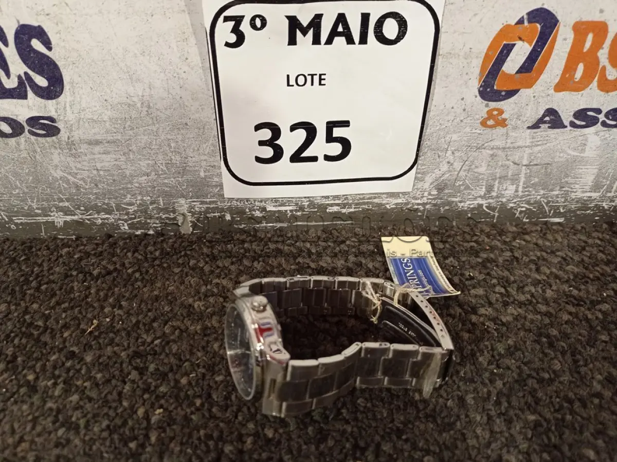 LOTE 325 - 01 RELÓGIO DE PULSO. (NO ESTADO) ATENÇÃO! FAZER A VISITAÇÃO ANTES DE ARREMATAR, NÃO SABEMOS SE FUNCIONA. LEILÃO NÃO TEM GARANTIA E NEM DEVOLUÇÃO, SUJEITO A POSSÍVEIS AVARIAS VISÍVEIS/OCULTAS E/OU AUSÊNCIA DE COMPONENTES.