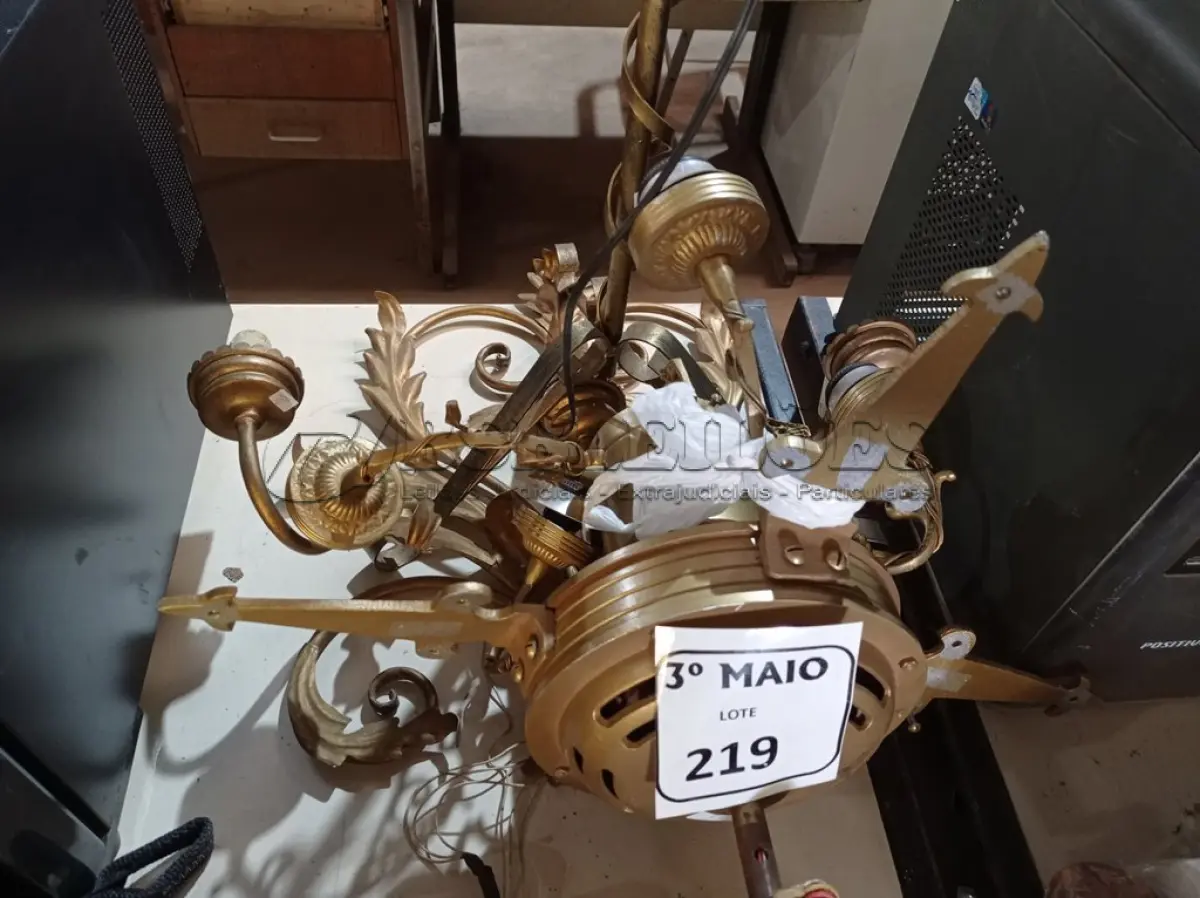 LOTE 219 - 02 ABAJURES, SENDO 01 DE TETO E 01 LUMINÁRIA DE PAREDE. (NO ESTADO) ATENÇÃO! FAZER A VISITAÇÃO ANTES DE ARREMATAR, NÃO SABEMOS SE FUNCIONA. LEILÃO NÃO TEM GARANTIA E NEM DEVOLUÇÃO, SUJEITO A POSSÍVEIS AVARIAS VISÍVEIS/OCULTAS E/OU AUSÊNCIA DE COMPONENTES.