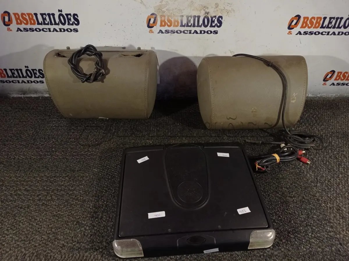 LOTE 053 - 02 ENCOSTOS COM MONITOR/USB PARA CARRO E 01 TV MULTIMÍDIA COM AVARIAS. (NO ESTADO) ATENÇÃO! FAZER A VISITAÇÃO ANTES DE ARREMATAR, NÃO SABEMOS SE FUNCIONA. LEILÃO NÃO TEM GARANTIA E NEM DEVOLUÇÃO, SUJEITO A POSSÍVEIS AVARIAS VISÍVEIS/OCULTAS E/OU AUSÊNCIA DE COMPONENTES.