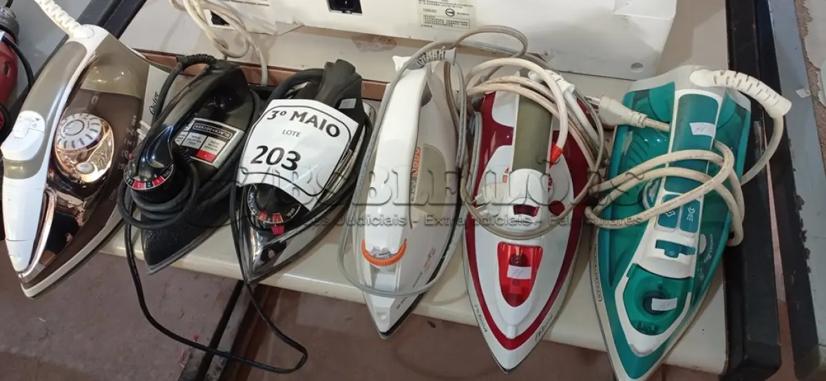 LOTE 203 - 06 FERROS DE PASSAR MARCAS E MODELOS DIVERSOS. (NO ESTADO) ATENÇÃO! FAZER A VISITAÇÃO ANTES DE ARREMATAR, NÃO SABEMOS SE FUNCIONA. LEILÃO NÃO TEM GARANTIA E NEM DEVOLUÇÃO, SUJEITO A POSSÍVEIS AVARIAS VISÍVEIS/OCULTAS E/OU AUSÊNCIA DE COMPONENTES.