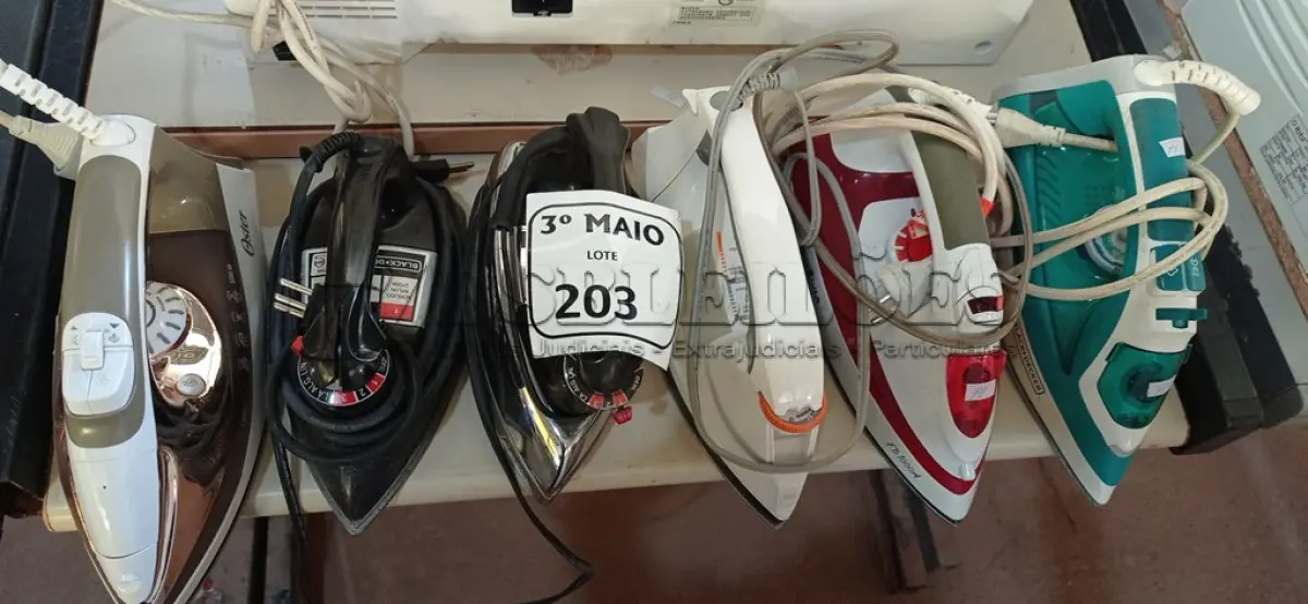 LOTE 203 - 06 FERROS DE PASSAR MARCAS E MODELOS DIVERSOS. (NO ESTADO) ATENÇÃO! FAZER A VISITAÇÃO ANTES DE ARREMATAR, NÃO SABEMOS SE FUNCIONA. LEILÃO NÃO TEM GARANTIA E NEM DEVOLUÇÃO, SUJEITO A POSSÍVEIS AVARIAS VISÍVEIS/OCULTAS E/OU AUSÊNCIA DE COMPONENTES.