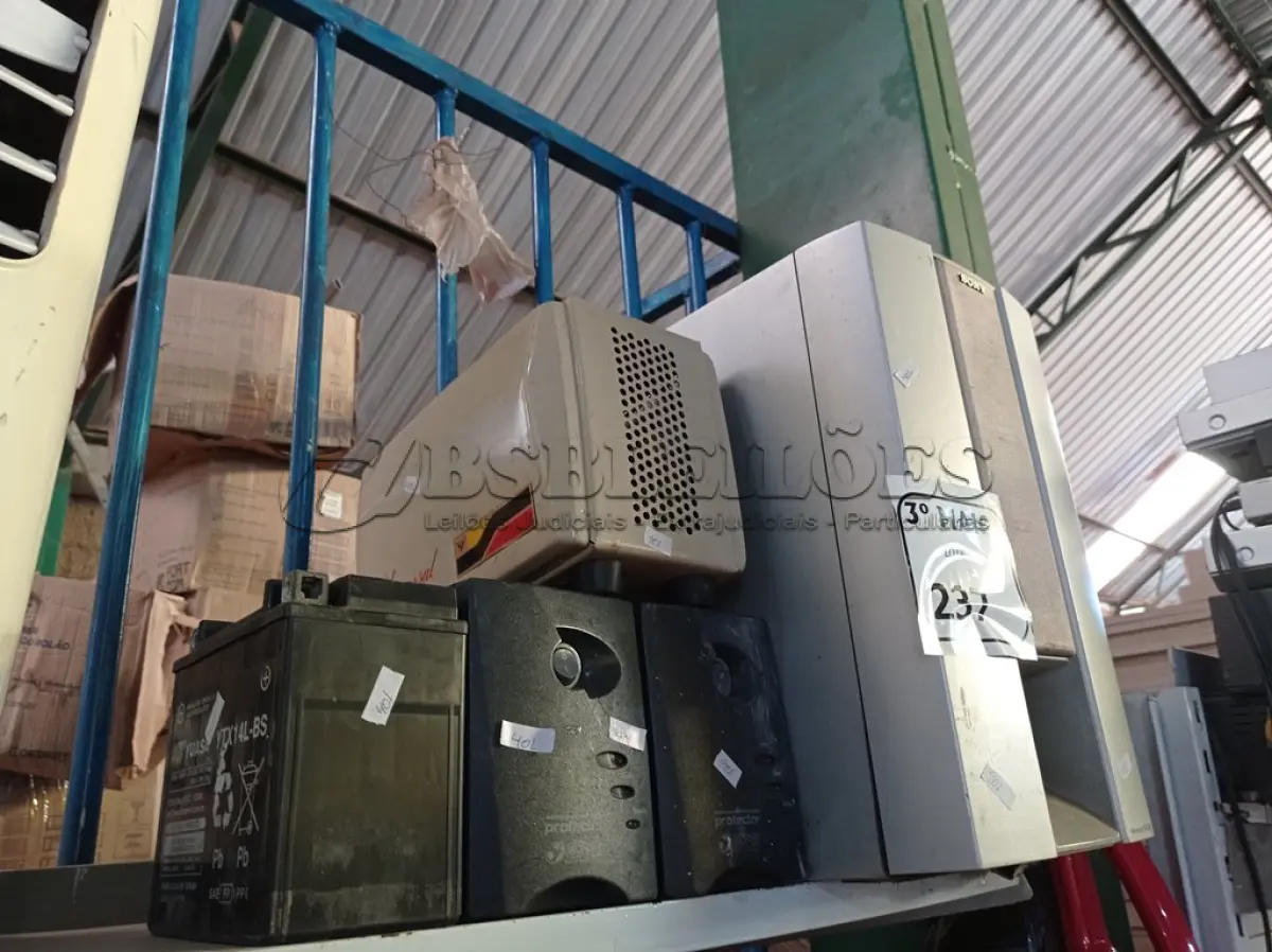 LOTE 237 - 01 SUBWOOFER, 02 ESTABILIZADORES, 01 BATERIA E 01 REGULADOR DE TENSÃO. (NO ESTADO) ATENÇÃO! FAZER A VISITAÇÃO ANTES DE ARREMATAR, NÃO SABEMOS SE FUNCIONA. LEILÃO NÃO TEM GARANTIA E NEM DEVOLUÇÃO, SUJEITO A POSSÍVEIS AVARIAS VISÍVEIS/OCULTAS E/OU AUSÊNCIA DE COMPONENTES.