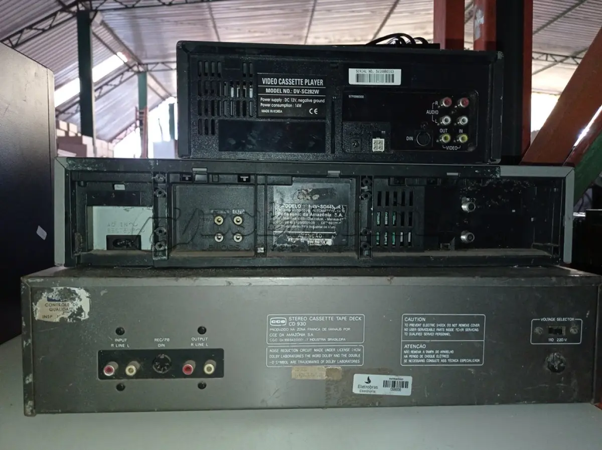 LOTE 103 - 01 TOCA CDS MARCA CCE, 01 VÍDEO CASSETE E 02 APARELHOS ELETRÔNICOS. (NO ESTADO) ATENÇÃO! FAZER A VISITAÇÃO ANTES DE ARREMATAR, NÃO SABEMOS SE FUNCIONA. LEILÃO NÃO TEM GARANTIA E NEM DEVOLUÇÃO, SUJEITO A POSSÍVEIS AVARIAS VISÍVEIS/OCULTAS E/OU AUSÊNCIA DE COMPONENTES.