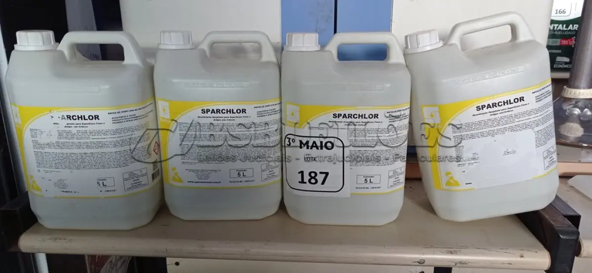 LOTE 187 - 04 GALÕES COM 05 L CADA DE DESINFETANTE PARA SUPERFÍCIES FIXAS E ARTIGOS NÃO CÍTRICOS. (NO ESTADO) ATENÇÃO! FAZER A VISITAÇÃO ANTES DE ARREMATAR, NÃO SABEMOS SE FUNCIONA. LEILÃO NÃO TEM GARANTIA E NEM DEVOLUÇÃO, SUJEITO A POSSÍVEIS AVARIAS VISÍVEIS/OCULTAS E/OU AUSÊNCIA DE COMPONENTES.