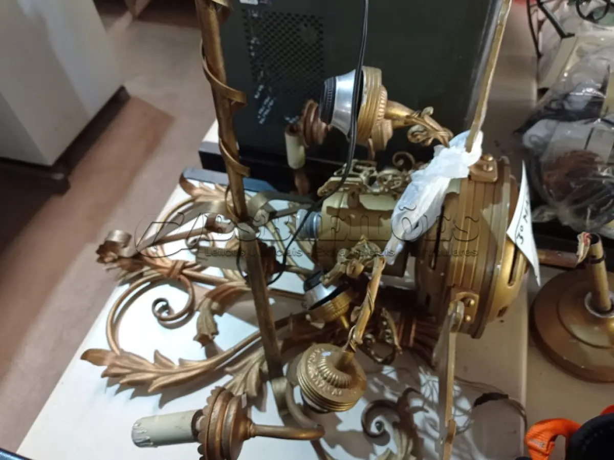 LOTE 219 - 02 ABAJURES, SENDO 01 DE TETO E 01 LUMINÁRIA DE PAREDE. (NO ESTADO) ATENÇÃO! FAZER A VISITAÇÃO ANTES DE ARREMATAR, NÃO SABEMOS SE FUNCIONA. LEILÃO NÃO TEM GARANTIA E NEM DEVOLUÇÃO, SUJEITO A POSSÍVEIS AVARIAS VISÍVEIS/OCULTAS E/OU AUSÊNCIA DE COMPONENTES.