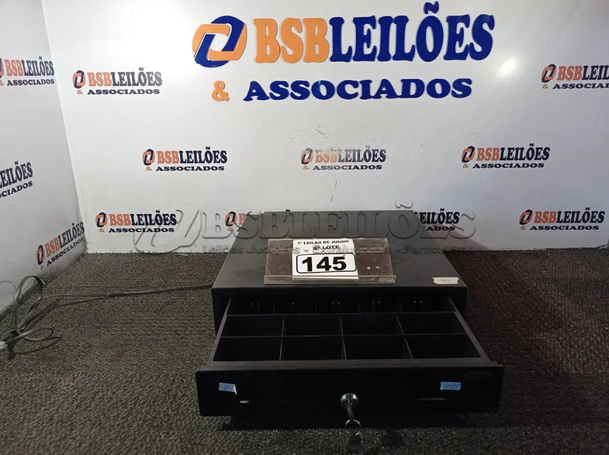LOTE 145 - 01 CAIXA REGISTRADORA PARA DINHEIRO MANUAL. (NO ESTADO) ATENÇÃO! FAZER A VISITAÇÃO ANTES DE ARREMATAR, NÃO SABEMOS SE FUNCIONA. LEILÃO NÃO TEM GARANTIA E NEM DEVOLUÇÃO, SUJEITO A POSSÍVEIS AVARIAS VISÍVEIS/OCULTAS E/OU AUSÊNCIA DE COMPONENTES.