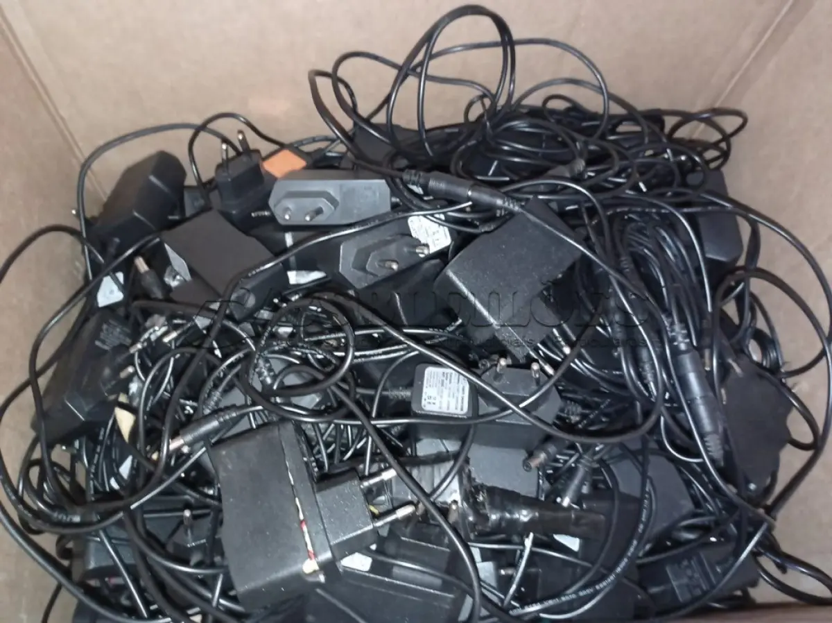 LOTE 432 - 01 LOTE COM GRANDE QUANTIDADE DE DIVERSOS ADAPTADORES. (NO ESTADO) ATENÇÃO! FAZER A VISITAÇÃO ANTES DE ARREMATAR, NÃO SABEMOS SE FUNCIONA. LEILÃO NÃO TEM GARANTIA E NEM DEVOLUÇÃO, SUJEITO A POSSÍVEIS AVARIAS VISÍVEIS/OCULTAS E/OU AUSÊNCIA DE COMPONENTES.