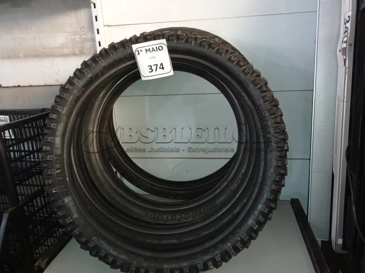 LOTE 374 - 04 PNEUS DIVERSOS PARA MOTO. (NO ESTADO) ATENÇÃO! FAZER A VISITAÇÃO ANTES DE ARREMATAR, NÃO SABEMOS SE FUNCIONA. LEILÃO NÃO TEM GARANTIA E NEM DEVOLUÇÃO, SUJEITO A POSSÍVEIS AVARIAS VISÍVEIS/OCULTAS E/OU AUSÊNCIA DE COMPONENTES.