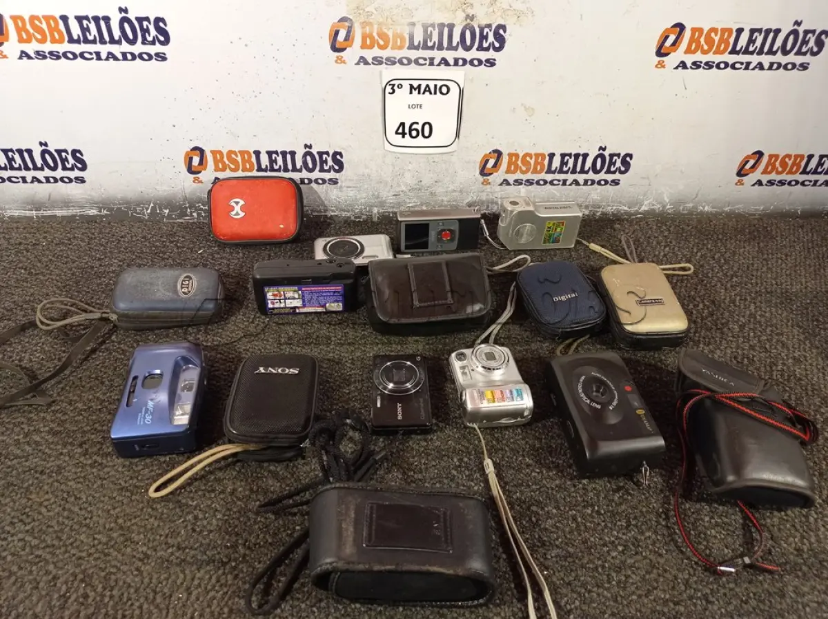 LOTE 460 - 01 LOTE COM CÂMERAS E FILMADORAS DIVERSAS. (NO ESTADO) ATENÇÃO! FAZER A VISITAÇÃO ANTES DE ARREMATAR, NÃO SABEMOS SE FUNCIONA. LEILÃO NÃO TEM GARANTIA E NEM DEVOLUÇÃO, SUJEITO A POSSÍVEIS AVARIAS VISÍVEIS/OCULTAS E/OU AUSÊNCIA DE COMPONENTES.