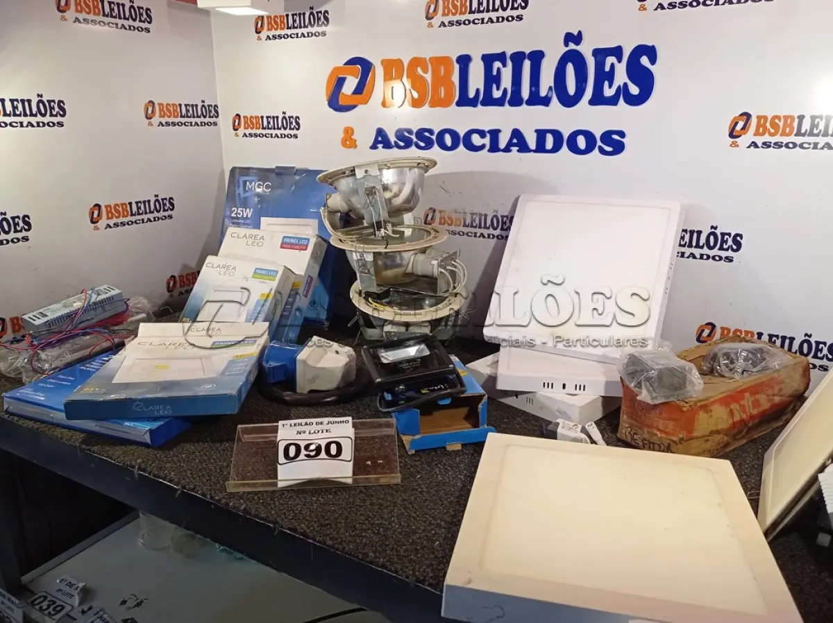 LOTE 090 - 01 LOTE COM LUMINÁRIAS DE EMBUTIR DE DIVERSOS MODELOS E REATORES. (NO ESTADO) ATENÇÃO! FAZER A VISITAÇÃO ANTES DE ARREMATAR, NÃO SABEMOS SE FUNCIONA. LEILÃO NÃO TEM GARANTIA E NEM DEVOLUÇÃO, SUJEITO A POSSÍVEIS AVARIAS VISÍVEIS/OCULTAS E/OU AUSÊNCIA DE COMPONENTES.