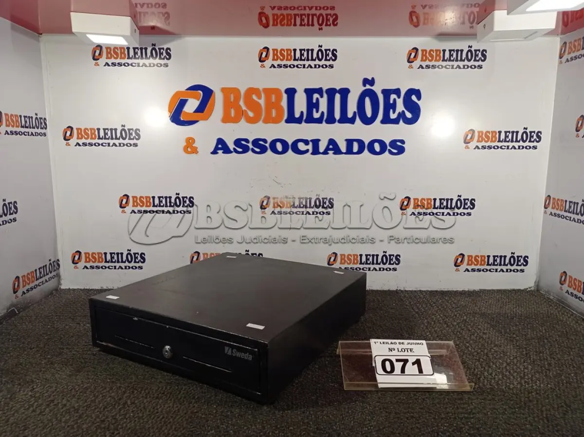 LOTE 071 - 01 CAIXA REGISTRADORA PARA DINHEIRO MANUAL. (NO ESTADO) ATENÇÃO! FAZER A VISITAÇÃO ANTES DE ARREMATAR, NÃO SABEMOS SE FUNCIONA. LEILÃO NÃO TEM GARANTIA E NEM DEVOLUÇÃO, SUJEITO A POSSÍVEIS AVARIAS VISÍVEIS/OCULTAS E/OU AUSÊNCIA DE COMPONENTES.