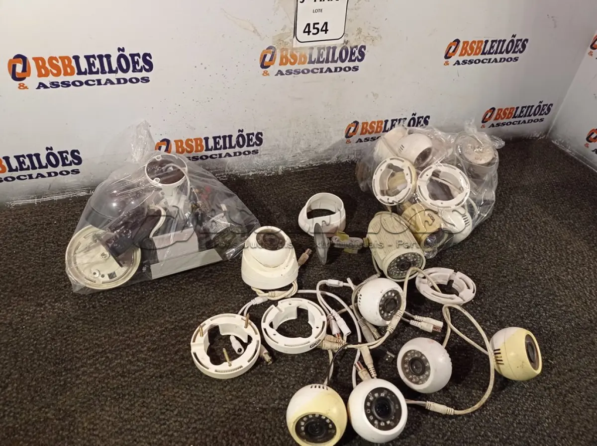 LOTE 454 - 01 LOTE COM CÂMERAS DE SEGURANÇA. (NO ESTADO) ATENÇÃO! FAZER A VISITAÇÃO ANTES DE ARREMATAR, NÃO SABEMOS SE FUNCIONA. LEILÃO NÃO TEM GARANTIA E NEM DEVOLUÇÃO, SUJEITO A POSSÍVEIS AVARIAS VISÍVEIS/OCULTAS E/OU AUSÊNCIA DE COMPONENTES.