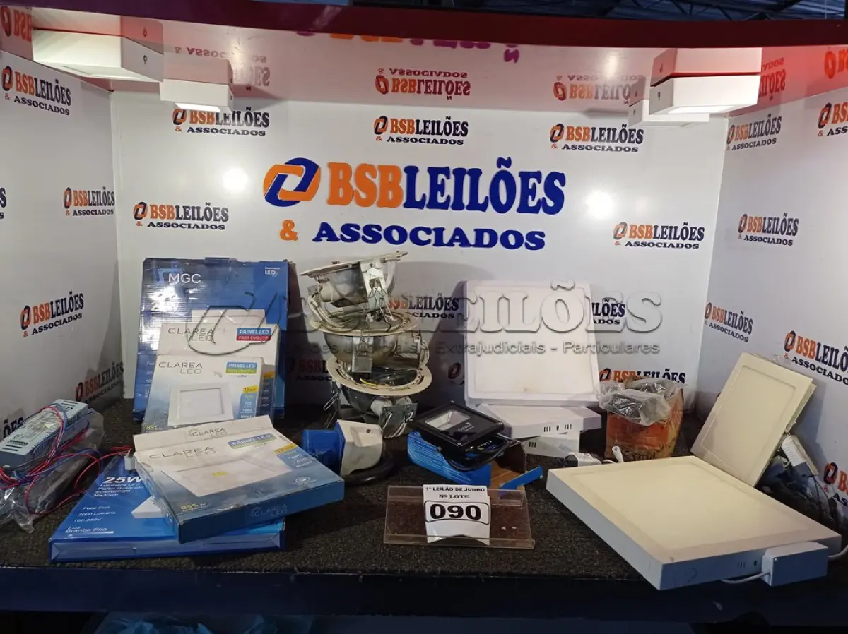 LOTE 090 - 01 LOTE COM LUMINÁRIAS DE EMBUTIR DE DIVERSOS MODELOS E REATORES. (NO ESTADO) ATENÇÃO! FAZER A VISITAÇÃO ANTES DE ARREMATAR, NÃO SABEMOS SE FUNCIONA. LEILÃO NÃO TEM GARANTIA E NEM DEVOLUÇÃO, SUJEITO A POSSÍVEIS AVARIAS VISÍVEIS/OCULTAS E/OU AUSÊNCIA DE COMPONENTES.