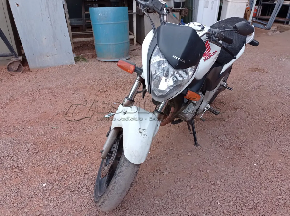 LOTE 492 - 01 MOTO HONDA CB 300R NA COR BRANCA  ANO 2012/2012. (NO ESTADO)