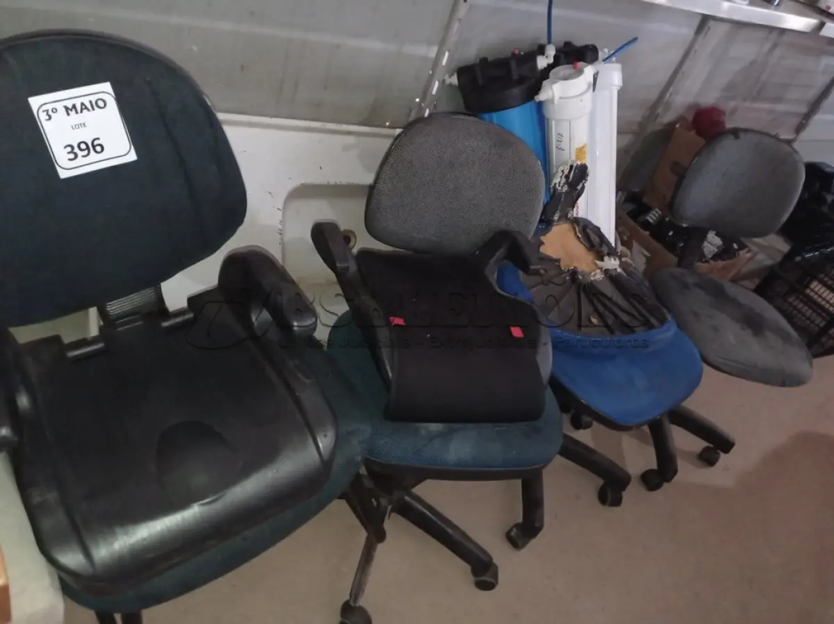 LOTE 396 - 05 CADEIRAS COM AVARIAS E 01 BASE DE MADEIRA PARA MESA DE CENTRO. (NO ESTADO) ATENÇÃO! FAZER A VISITAÇÃO ANTES DE ARREMATAR, NÃO SABEMOS SE FUNCIONA. LEILÃO NÃO TEM GARANTIA E NEM DEVOLUÇÃO, SUJEITO A POSSÍVEIS AVARIAS VISÍVEIS/OCULTAS E/OU AUSÊNCIA DE COMPONENTES.