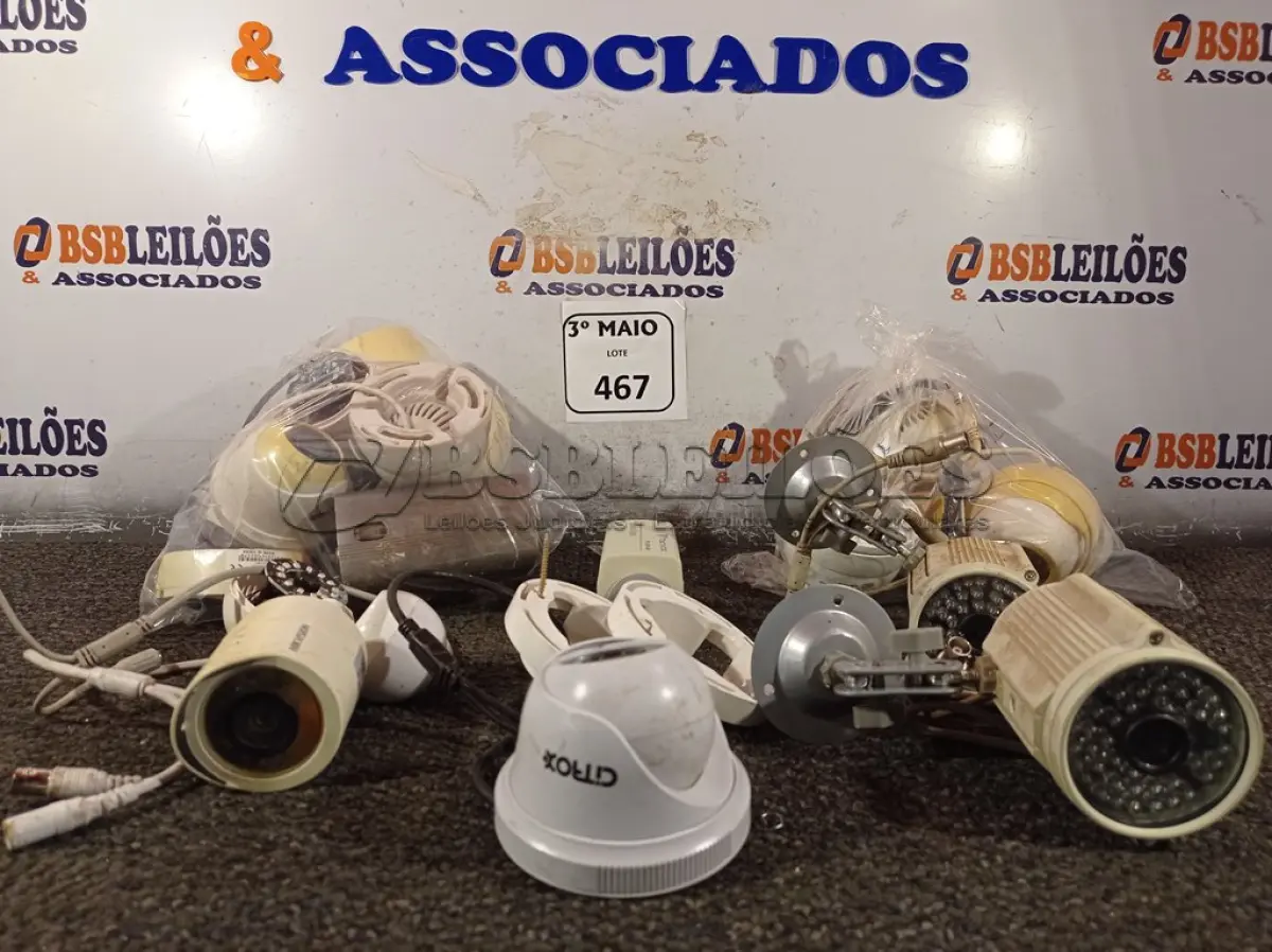 LOTE 467 - 01 LOTE COM CÂMERAS DE SEGURANÇA. (NO ESTADO) ATENÇÃO! FAZER A VISITAÇÃO ANTES DE ARREMATAR, NÃO SABEMOS SE FUNCIONA. LEILÃO NÃO TEM GARANTIA E NEM DEVOLUÇÃO, SUJEITO A POSSÍVEIS AVARIAS VISÍVEIS/OCULTAS E/OU AUSÊNCIA DE COMPONENTES.