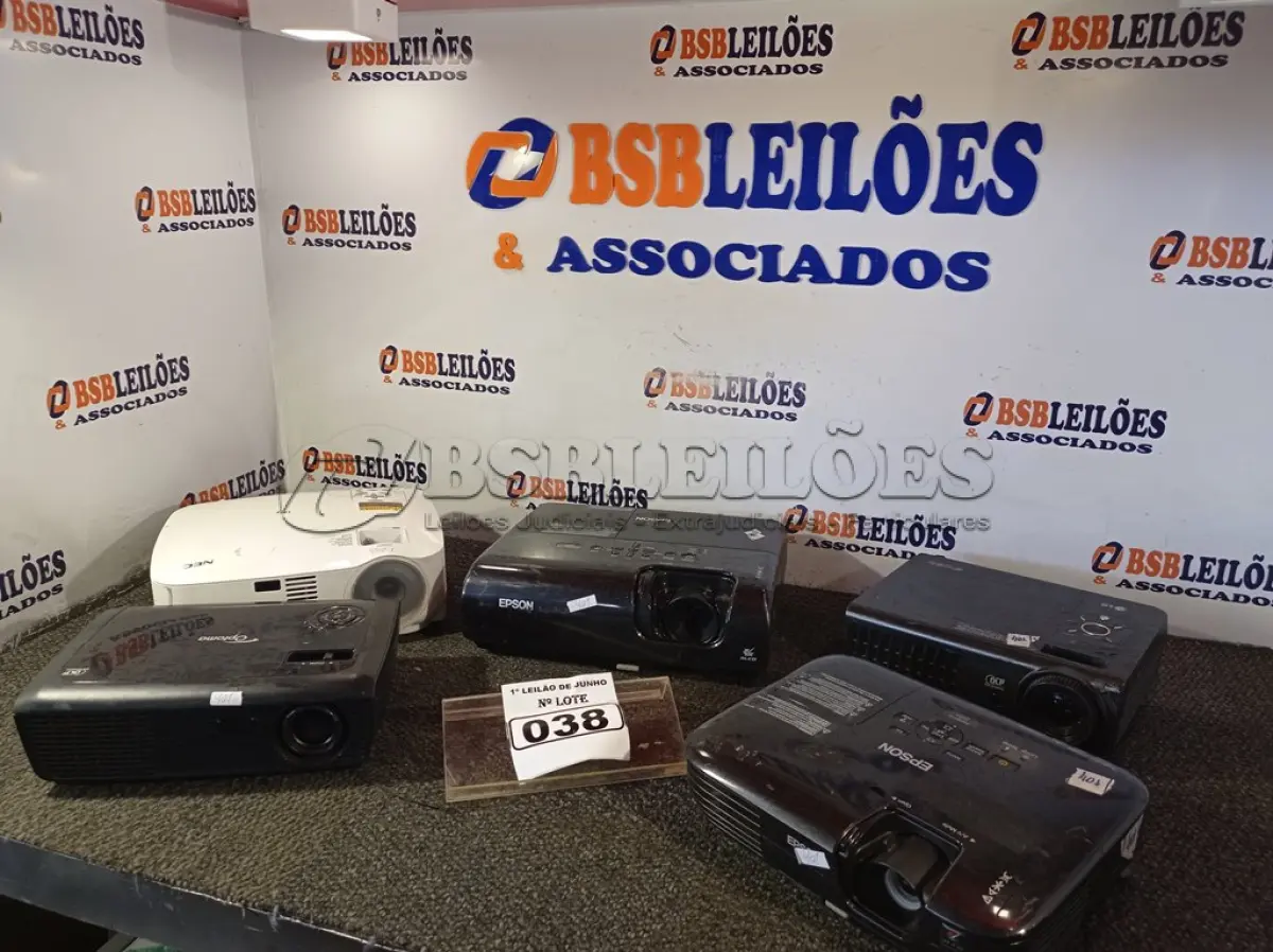 LOTE 038 - 05 PROJETORES MULTIMIDIA MARCAS E MODELOS DIVERSOS PARA RETIRADA DE PEÇAS. (NO ESTADO) ATENÇÃO! FAZER A VISITAÇÃO ANTES DE ARREMATAR, NÃO SABEMOS SE FUNCIONA. LEILÃO NÃO TEM GARANTIA E NEM DEVOLUÇÃO, SUJEITO A POSSÍVEIS AVARIAS VISÍVEIS/OCULTAS E/OU AUSÊNCIA DE COMPONENTES.