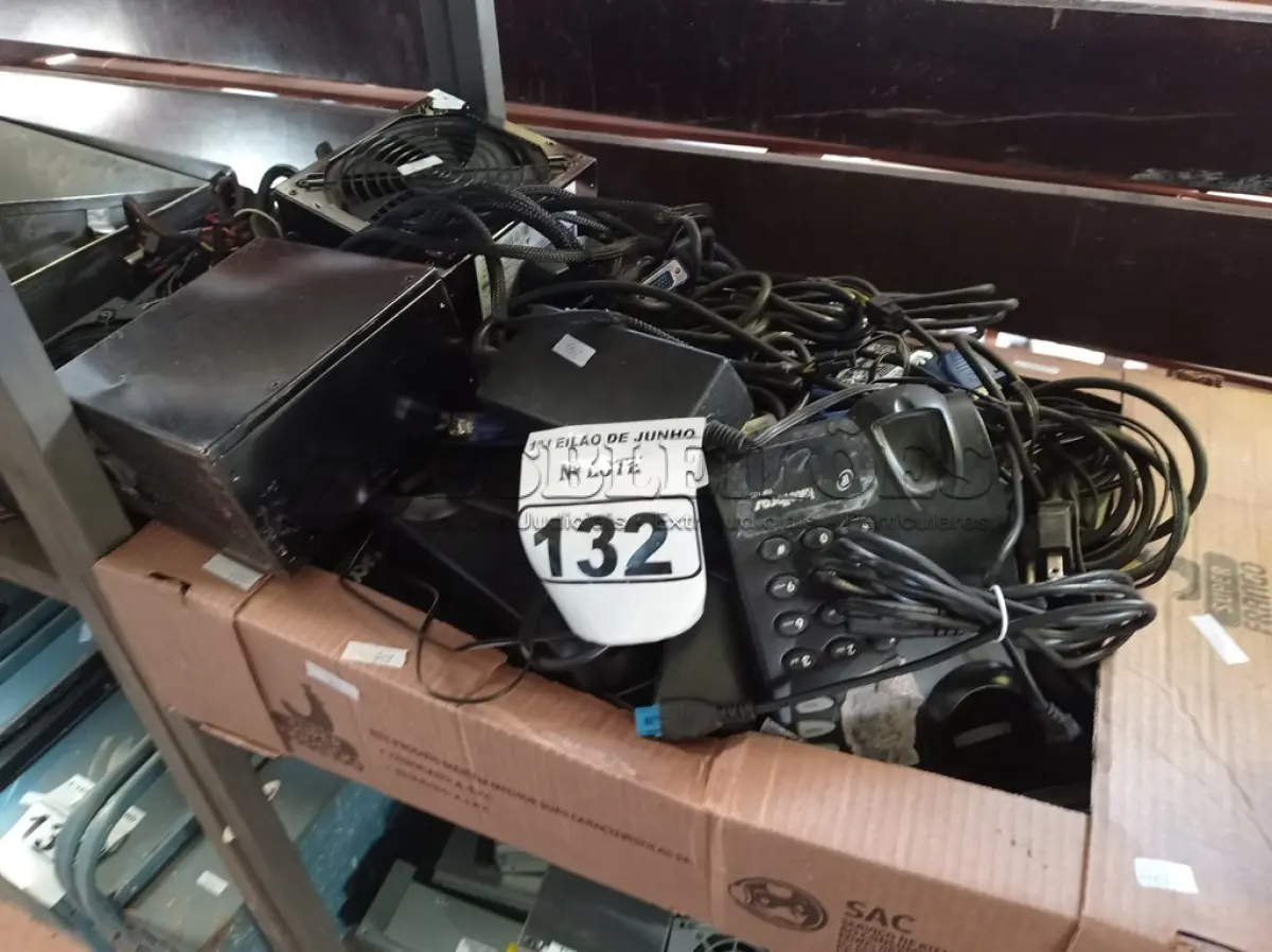 LOTE 132 - 01 LOTE COM CABOS DE VÍDEO, APARELHOS TELEFÔNICOS E FONTES DE ENERGIA, SENDO 03 DE 500W. (NO ESTADO) ATENÇÃO! FAZER A VISITAÇÃO ANTES DE ARREMATAR, NÃO SABEMOS SE FUNCIONA. LEILÃO NÃO TEM GARANTIA E NEM DEVOLUÇÃO, SUJEITO A POSSÍVEIS AVARIAS VISÍVEIS/OCULTAS E/OU AUSÊNCIA DE COMPONENTES.
