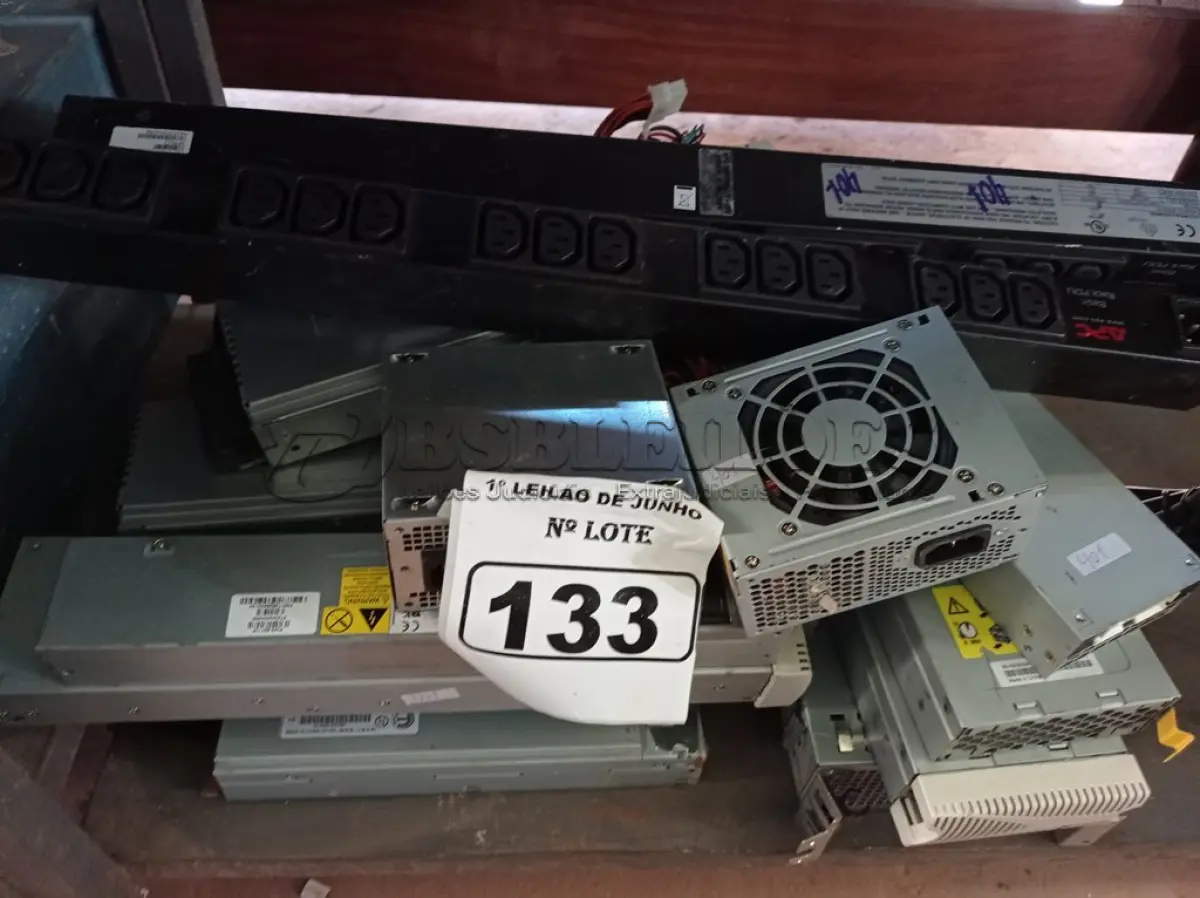 LOTE 133 - 01 LOTE COM VÁRIAS FONTES PARA SERVIDOR, 02 RÉGUAS E 02 FONTES PARA PC. (NO ESTADO) ATENÇÃO! FAZER A VISITAÇÃO ANTES DE ARREMATAR, NÃO SABEMOS SE FUNCIONA. LEILÃO NÃO TEM GARANTIA E NEM DEVOLUÇÃO, SUJEITO A POSSÍVEIS AVARIAS VISÍVEIS/OCULTAS E/OU AUSÊNCIA DE COMPONENTES.