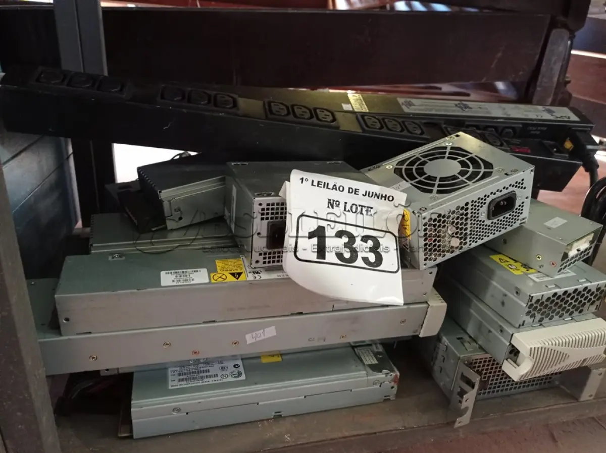 LOTE 133 - 01 LOTE COM VÁRIAS FONTES PARA SERVIDOR, 02 RÉGUAS E 02 FONTES PARA PC. (NO ESTADO) ATENÇÃO! FAZER A VISITAÇÃO ANTES DE ARREMATAR, NÃO SABEMOS SE FUNCIONA. LEILÃO NÃO TEM GARANTIA E NEM DEVOLUÇÃO, SUJEITO A POSSÍVEIS AVARIAS VISÍVEIS/OCULTAS E/OU AUSÊNCIA DE COMPONENTES.