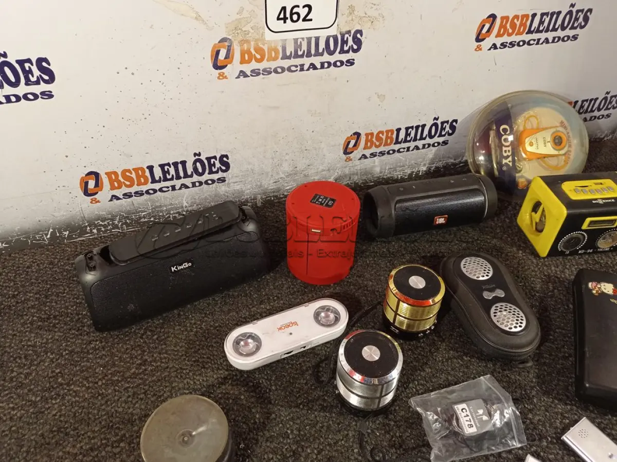 LOTE 462 - 01 LOTE COM DIVERSAS CAIXAS DE SOM. (NO ESTADO) ATENÇÃO! FAZER A VISITAÇÃO ANTES DE ARREMATAR, NÃO SABEMOS SE FUNCIONA. LEILÃO NÃO TEM GARANTIA E NEM DEVOLUÇÃO, SUJEITO A POSSÍVEIS AVARIAS VISÍVEIS/OCULTAS E/OU AUSÊNCIA DE COMPONENTES.