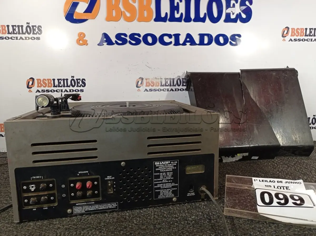 LOTE 099 - 01 APARELHO DE SOM 3X1 ANTIGO MARCA SHARP MODELO SG-12B. (NO ESTADO) ATENÇÃO! FAZER A VISITAÇÃO ANTES DE ARREMATAR, NÃO SABEMOS SE FUNCIONA. LEILÃO NÃO TEM GARANTIA E NEM DEVOLUÇÃO, SUJEITO A POSSÍVEIS AVARIAS VISÍVEIS/OCULTAS E/OU AUSÊNCIA DE COMPONENTES.