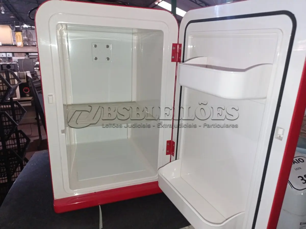 LOTE 411 - 01 MINE GELADEIRA 220V COM FONTE DE 12V MODELO: F15 1230 MARCA MOBICOOL. (NO ESTADO) ATENÇÃO! FAZER A VISITAÇÃO ANTES DE ARREMATAR, NÃO SABEMOS SE FUNCIONA. LEILÃO NÃO TEM GARANTIA E NEM DEVOLUÇÃO, SUJEITO A POSSÍVEIS AVARIAS VISÍVEIS/OCULTAS E/OU AUSÊNCIA DE COMPONENTES.