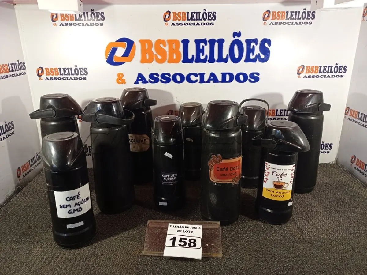 LOTE 158 - 10 GARRAFAS DE CAFÉ. (NO ESTADO) ATENÇÃO! FAZER A VISITAÇÃO ANTES DE ARREMATAR, NÃO SABEMOS SE FUNCIONA. LEILÃO NÃO TEM GARANTIA E NEM DEVOLUÇÃO, SUJEITO A POSSÍVEIS AVARIAS VISÍVEIS/OCULTAS E/OU AUSÊNCIA DE COMPONENTES.