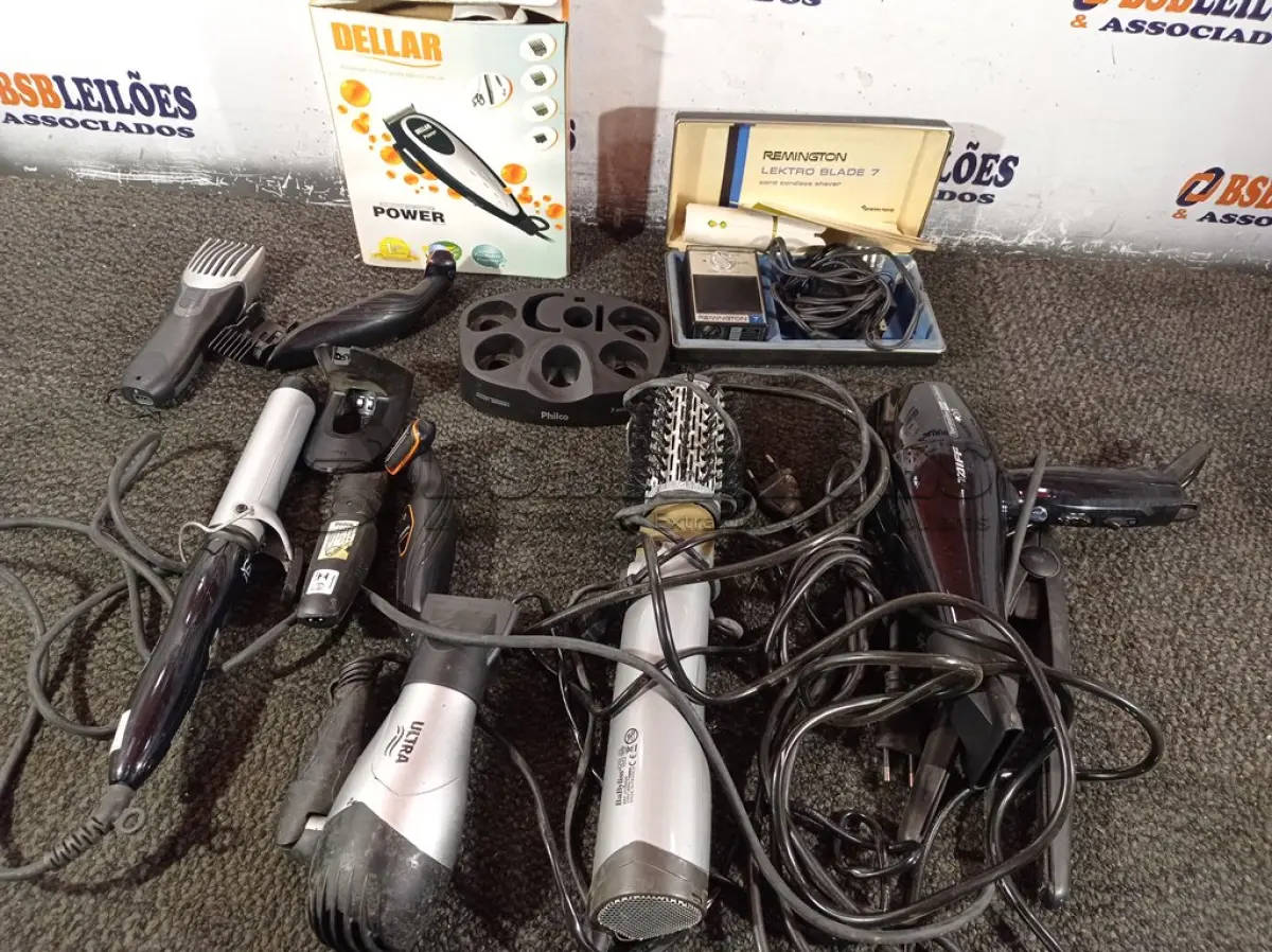 LOTE 469 - 01 LOTE COM 02 SECADORES DE CABELO, 01 ESCOVA ROTATIVA, 01 BARBEADOR ANTIGO, 01 BABYLISS, 01 CHAPINHA E DIVERSAS MÁQUINAS DE CORTAR CABELO. (NO ESTADO) ATENÇÃO! FAZER A VISITAÇÃO ANTES DE ARREMATAR, NÃO SABEMOS SE FUNCIONA. LEILÃO NÃO TEM GARANTIA E NEM DEVOLUÇÃO, SUJEITO A POSSÍVEIS AVARIAS VISÍVEIS/OCULTAS E/OU AUSÊNCIA DE COMPONENTES.
