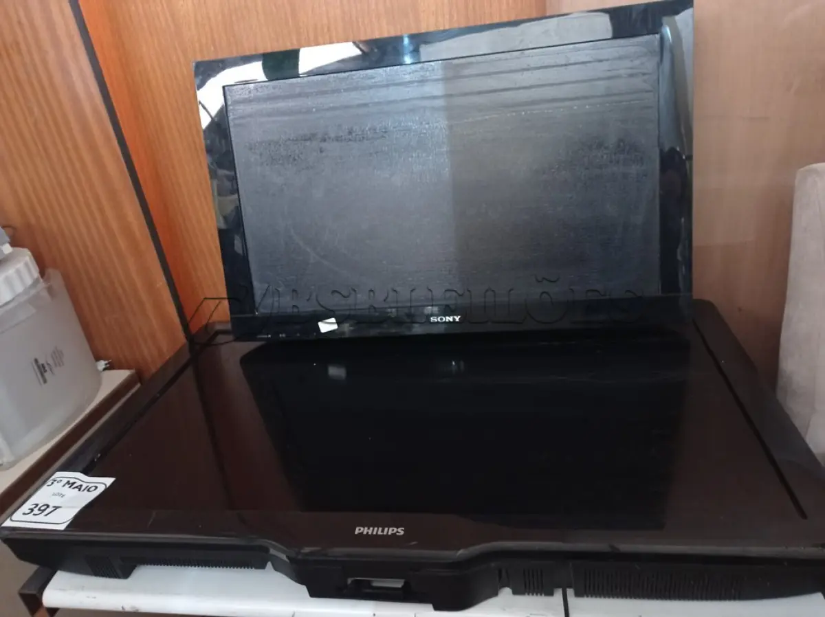 LOTE 397 - 02 TV’S COM AVARIAS. (NO ESTADO) ATENÇÃO! FAZER A VISITAÇÃO ANTES DE ARREMATAR, NÃO SABEMOS SE FUNCIONA. LEILÃO NÃO TEM GARANTIA E NEM DEVOLUÇÃO, SUJEITO A POSSÍVEIS AVARIAS VISÍVEIS/OCULTAS E/OU AUSÊNCIA DE COMPONENTES.