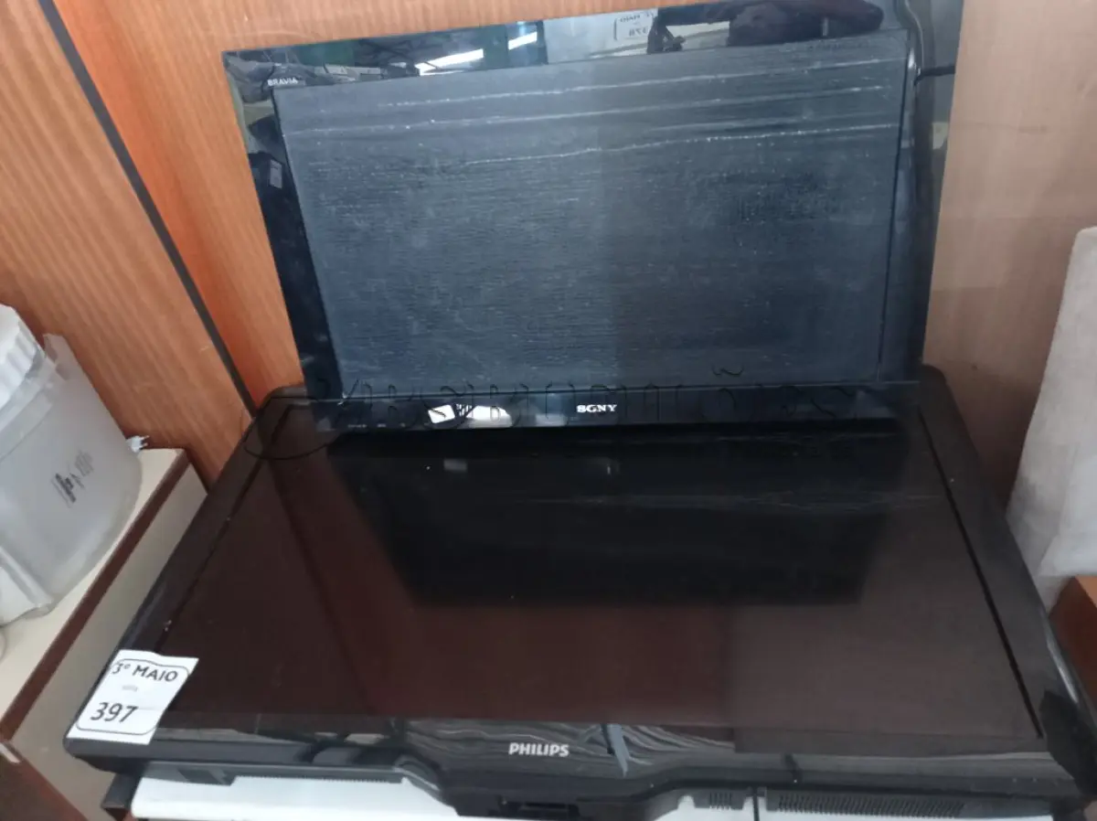 LOTE 397 - 02 TV’S COM AVARIAS. (NO ESTADO) ATENÇÃO! FAZER A VISITAÇÃO ANTES DE ARREMATAR, NÃO SABEMOS SE FUNCIONA. LEILÃO NÃO TEM GARANTIA E NEM DEVOLUÇÃO, SUJEITO A POSSÍVEIS AVARIAS VISÍVEIS/OCULTAS E/OU AUSÊNCIA DE COMPONENTES.