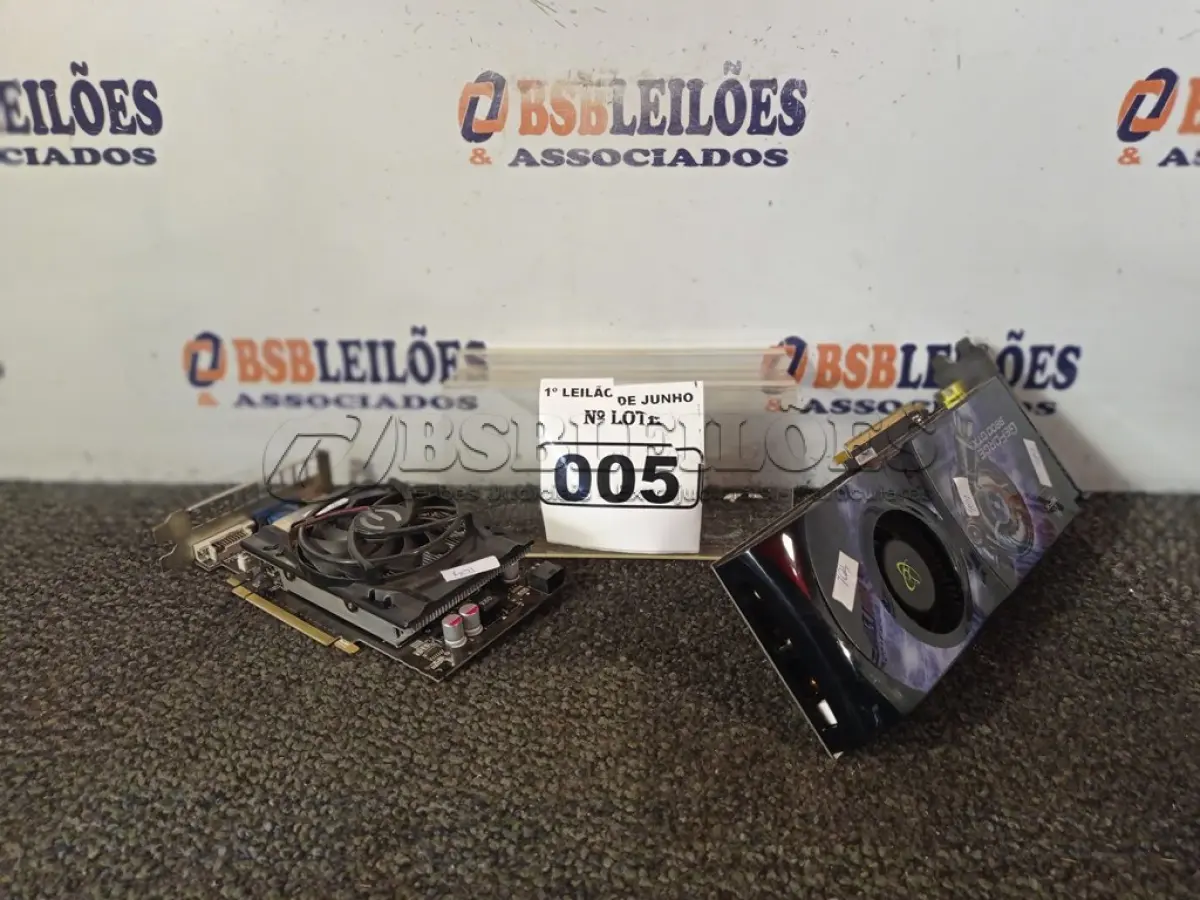 LOTE 005 - 02 PLACAS DE VÍDEO, SENDO 01 DE 1GB E 01 DE 512MB. (NO ESTADO) ATENÇÃO! FAZER A VISITAÇÃO ANTES DE ARREMATAR, NÃO SABEMOS SE FUNCIONA. LEILÃO NÃO TEM GARANTIA E NEM DEVOLUÇÃO, SUJEITO A POSSÍVEIS AVARIAS VISÍVEIS/OCULTAS E/OU AUSÊNCIA DE COMPONENTES.