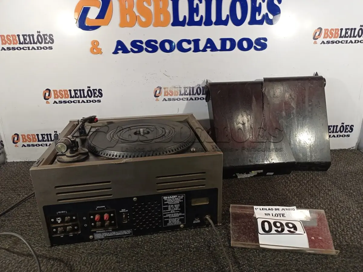 LOTE 099 - 01 APARELHO DE SOM 3X1 ANTIGO MARCA SHARP MODELO SG-12B. (NO ESTADO) ATENÇÃO! FAZER A VISITAÇÃO ANTES DE ARREMATAR, NÃO SABEMOS SE FUNCIONA. LEILÃO NÃO TEM GARANTIA E NEM DEVOLUÇÃO, SUJEITO A POSSÍVEIS AVARIAS VISÍVEIS/OCULTAS E/OU AUSÊNCIA DE COMPONENTES.