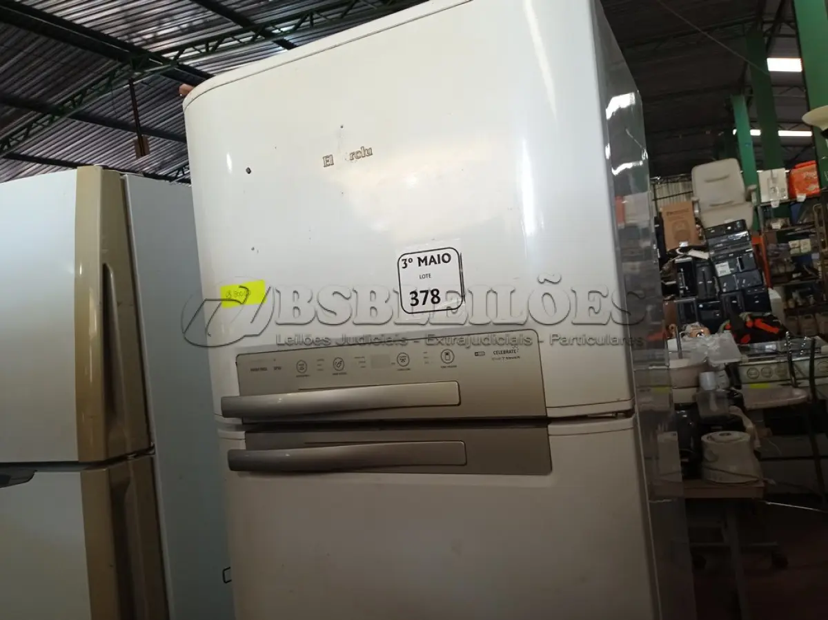 LOTE 378 - 01 GELADEIRA FROST FREE DF50 220V MARCA ELECTROLUX. (NO ESTADO) ATENÇÃO! FAZER A VISITAÇÃO ANTES DE ARREMATAR, NÃO SABEMOS SE FUNCIONA. LEILÃO NÃO TEM GARANTIA E NEM DEVOLUÇÃO, SUJEITO A POSSÍVEIS AVARIAS VISÍVEIS/OCULTAS E/OU AUSÊNCIA DE COMPONENTES.