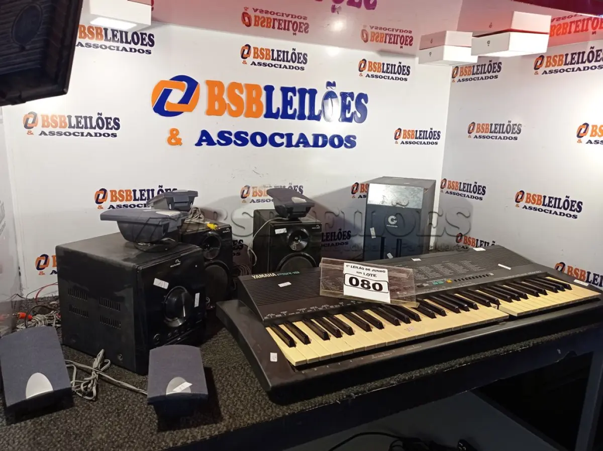LOTE 080 - 01 APARELHO DE SOM COM 04 CAIXAS, 01 01 TECLADO YAMAHA PSR-19 E 01 CAIXA DE SUBWOOFER GOLDSHIP. (NO ESTADO) ATENÇÃO! FAZER A VISITAÇÃO ANTES DE ARREMATAR, NÃO SABEMOS SE FUNCIONA. LEILÃO NÃO TEM GARANTIA E NEM DEVOLUÇÃO, SUJEITO A POSSÍVEIS AVARIAS VISÍVEIS/OCULTAS E/OU AUSÊNCIA DE COMPONENTES.