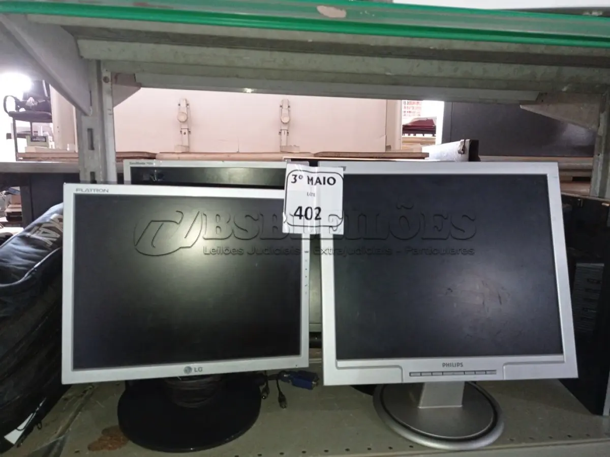 LOTE 402 - 08 MONITORES LCD MARCAS E MODELOS DIVERSOS. (NO ESTADO) ATENÇÃO! FAZER A VISITAÇÃO ANTES DE ARREMATAR, NÃO SABEMOS SE FUNCIONA. LEILÃO NÃO TEM GARANTIA E NEM DEVOLUÇÃO, SUJEITO A POSSÍVEIS AVARIAS VISÍVEIS/OCULTAS E/OU AUSÊNCIA DE COMPONENTES.