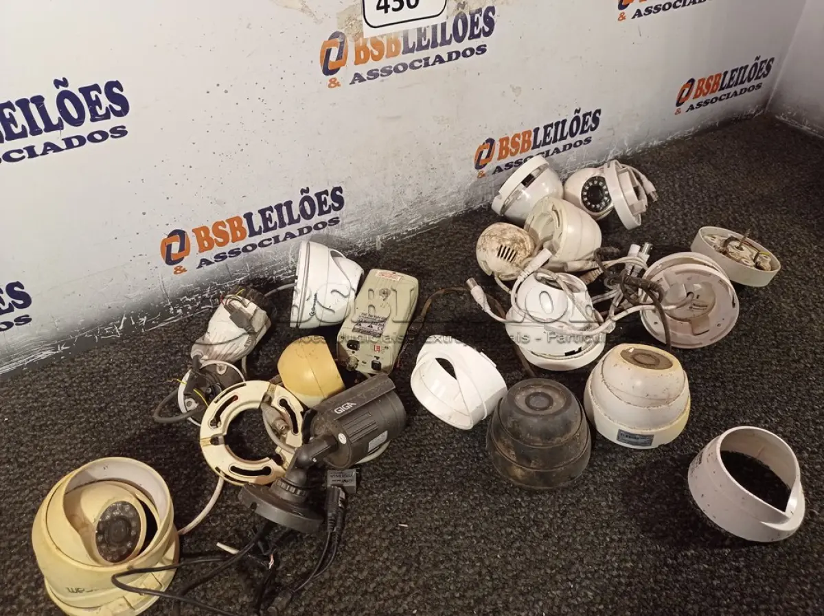 LOTE 436 - 01 LOTE COM DIVERSAS CÂMERAS DE SEGURANÇA. (NO ESTADO) ATENÇÃO! FAZER A VISITAÇÃO ANTES DE ARREMATAR, NÃO SABEMOS SE FUNCIONA. LEILÃO NÃO TEM GARANTIA E NEM DEVOLUÇÃO, SUJEITO A POSSÍVEIS AVARIAS VISÍVEIS/OCULTAS E/OU AUSÊNCIA DE COMPONENTES.