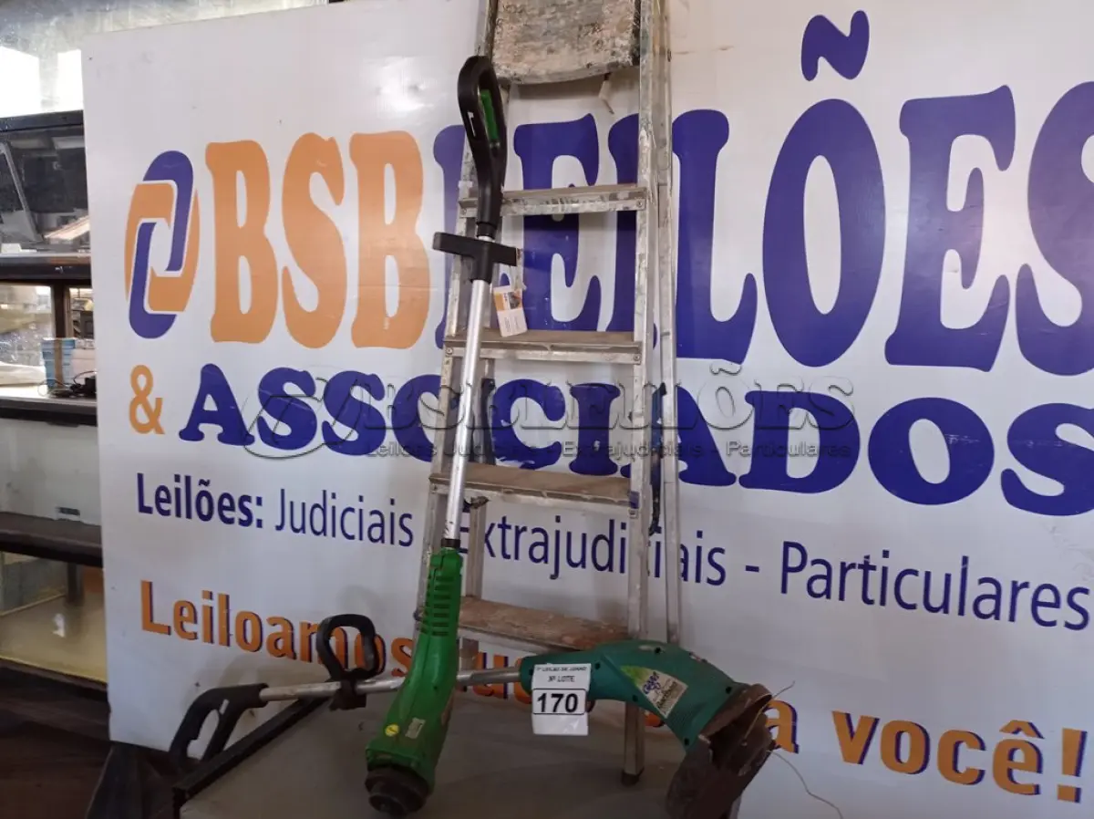 LOTE 170 - 01 ESCADA E 02 ROÇADEIRAS ELÉTRICAS. (NO ESTADO) ATENÇÃO! FAZER A VISITAÇÃO ANTES DE ARREMATAR, NÃO SABEMOS SE FUNCIONA. LEILÃO NÃO TEM GARANTIA E NEM DEVOLUÇÃO, SUJEITO A POSSÍVEIS AVARIAS VISÍVEIS/OCULTAS E/OU AUSÊNCIA DE COMPONENTES.