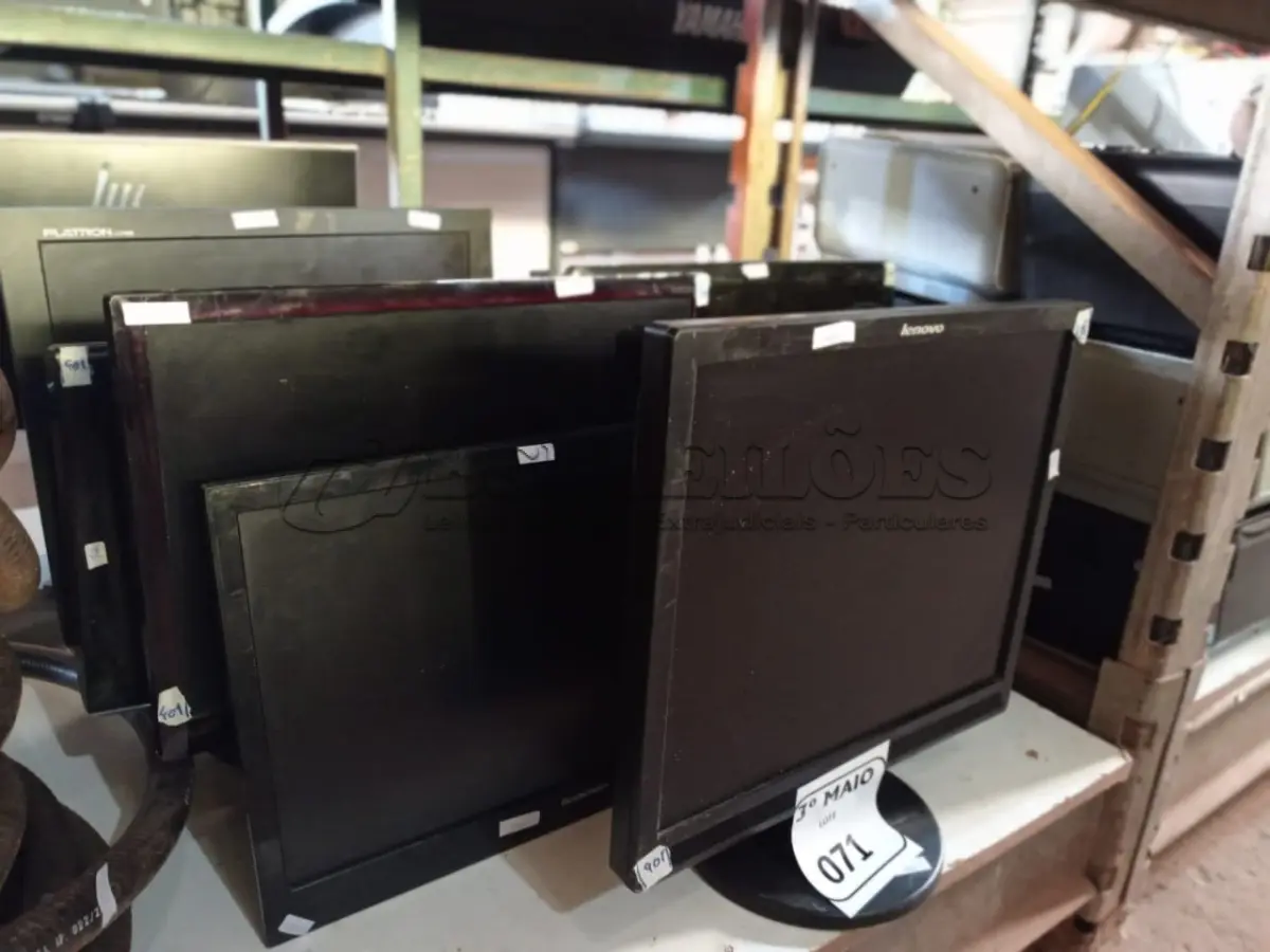 LOTE 071 - 08 MONITORES LCD MARCAS E MODELOS DIVERSOS PARA RETIRADA DE PEÇAS. (NO ESTADO) ATENÇÃO! FAZER A VISITAÇÃO ANTES DE ARREMATAR, NÃO SABEMOS SE FUNCIONA. LEILÃO NÃO TEM GARANTIA E NEM DEVOLUÇÃO, SUJEITO A POSSÍVEIS AVARIAS VISÍVEIS/OCULTAS E/OU AUSÊNCIA DE COMPONENTES.