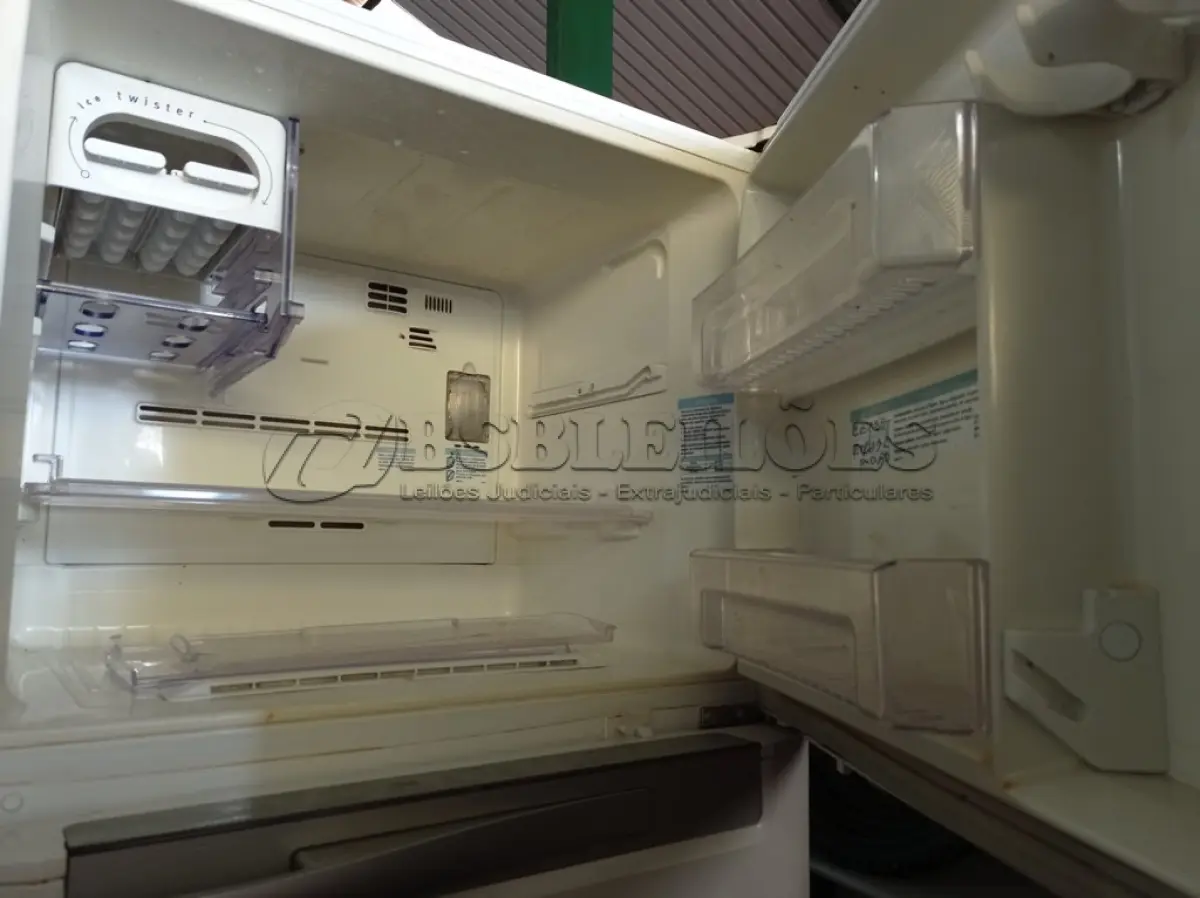 LOTE 378 - 01 GELADEIRA FROST FREE DF50 220V MARCA ELECTROLUX. (NO ESTADO) ATENÇÃO! FAZER A VISITAÇÃO ANTES DE ARREMATAR, NÃO SABEMOS SE FUNCIONA. LEILÃO NÃO TEM GARANTIA E NEM DEVOLUÇÃO, SUJEITO A POSSÍVEIS AVARIAS VISÍVEIS/OCULTAS E/OU AUSÊNCIA DE COMPONENTES.