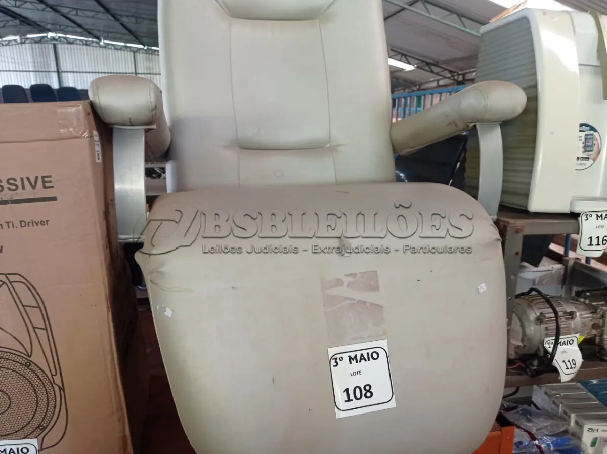 LOTE 108 - 01 CADEIRA DE DESCANSO. (NO ESTADO) ATENÇÃO! FAZER A VISITAÇÃO ANTES DE ARREMATAR, NÃO SABEMOS SE FUNCIONA. LEILÃO NÃO TEM GARANTIA E NEM DEVOLUÇÃO, SUJEITO A POSSÍVEIS AVARIAS VISÍVEIS/OCULTAS E/OU AUSÊNCIA DE COMPONENTES.